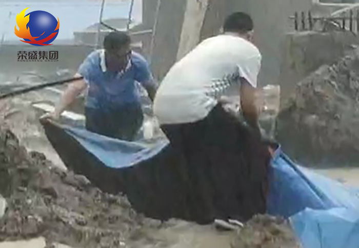 榮盛耐材高鋁磚廠區(qū)工作人員冒雨蓋篷布 榮盛耐材高鋁磚廠區(qū)工作人員冒雨蓋篷布